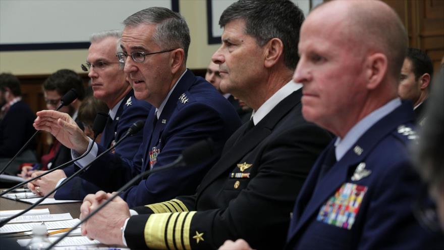 El jefe del Mando Estratégico estadounidense, el general John Hyten (segundo de izquierda a derecha), habla en una audiencia de la Comisión de Servicios Armados de la Cámara de Representantes, 8 de marzo de 2017.