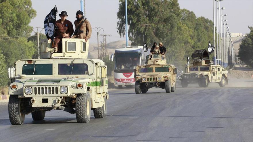 Un convoy de coches militares del grupo terrorista EIIL (Daesh, en árabe) circula por las calles de Al-Raqa (Siria).