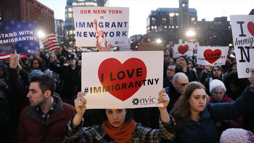Cientos de personas asisten a una manifestación en la ciudad de Nueva York en apoyo a los musulmanes y los inmigrantes, y contra la construcción de un muro a lo largo de la frontera de EE.UU. con México, 25 de enero de 2017.