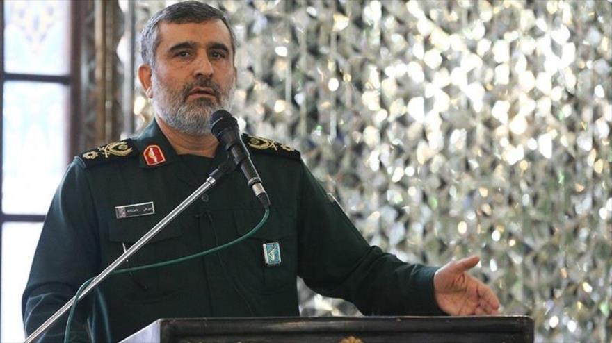 El comandante de la División Aeroespacial del CGRI, el general de brigada Amir Ali Hayizadeh, ofrece su discurso durante una reunión con los hijos de los martíres iraníes, 9 de marzo de 2017.