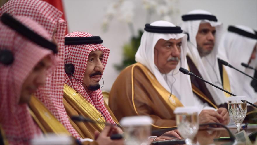 El rey saudí, Salman bin Abdulaziz Al Saud (3a persona desde la izqda.) en una reunión en ciudad de Bogor, en Indonesia, 1 de marzo de 2017.