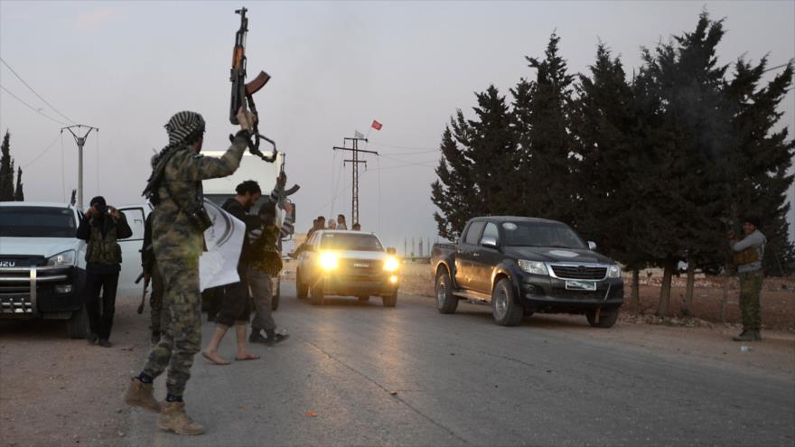 Los llamados ‘rebeldes’, apoyados por Turquía, bailan en una calle de la ciudad fronteriza de Al-Bab tras recuperar el control de la ciudad de manos de los terroristas de EIIL (Daesh, en árabe), 23 de febrero de 2017.