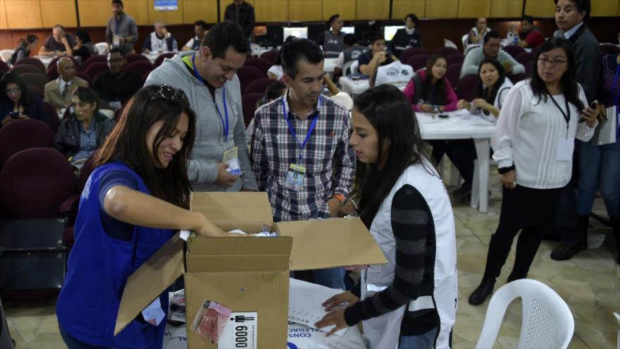 Miembros del Consejo Nacional Electoral (CNE) de Ecuador inauguran una urna durante el escrutinio de votos en Quito, capital ecuatoriano, 21 de febrero de 2017.