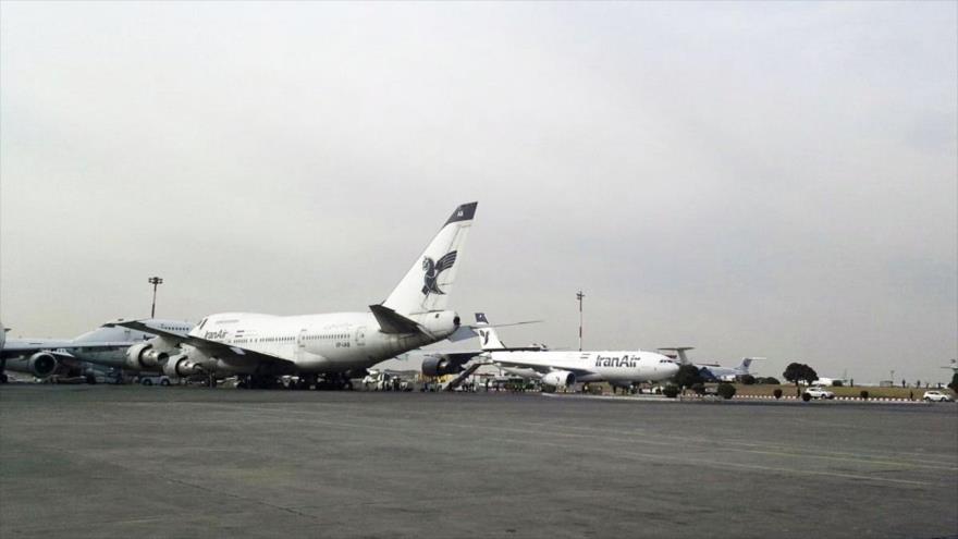El Airbus A330-200 (dcha.) entregado a la aerolínea Iran Air en el Aeropuerto Internacional de Mehrabad en Teherán, capital iraní, 11 de marzo de 2017.