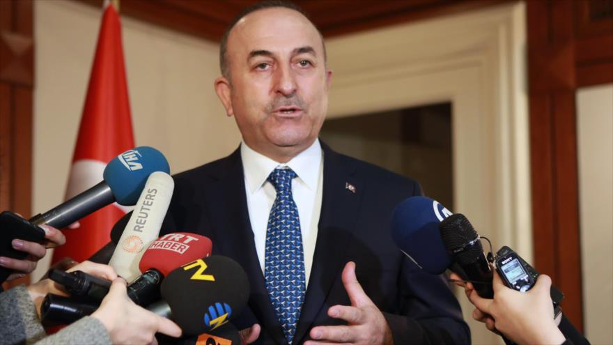 El ministro de Asuntos Exteriores de Turquía, Mevlut Cavusoglu, comparece ante periodistas, 3 de marzo de 2017.