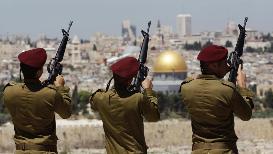 Soldados israelíes montan guardia en las zonas aledañas a las mezquitas sagradas en Al-Quds (Jerusalén).