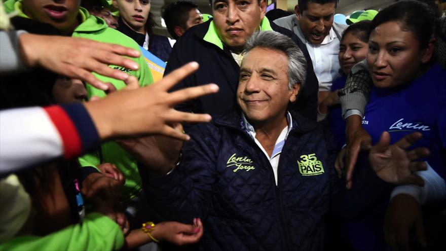 El candidato oficialista Lenín Moreno (centro) entre sus partidarios en el mercado central de Quito, la capital de Ecuador, 10 de marzo de 2017.