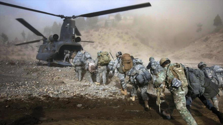 Soldados estadounidenses se suben a un helicóptero de transporte militar en la provincia de Jost, en el este de Afganistán.