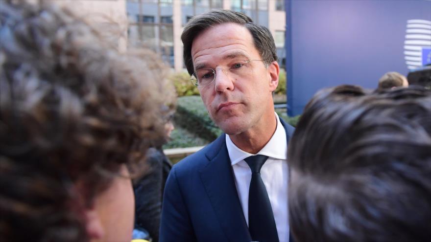 El primer ministro de Holanda, Mark Rutte, habla con periodistas a su llegada a la sede de la Unión Europea (UE), en la capital belga de Bruselas, 15 de diciembre de 2016.