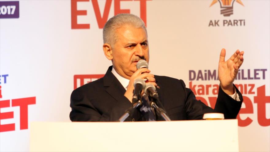 El primer ministro turco, Binali Yildirim, ofrece un discurso ante los partidarios del partido gobernante AKP en Nicosia, capital de Chipre, 9 de marzo de 2017.