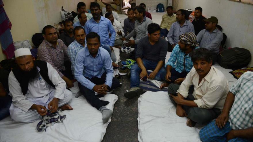 Obreros indios del estado Bihar se reúnen en un hotel en Nueva Delhi, capital de La India, después de que fueron expulsados de Arabia Saudí, 29 de septiembre de 2016.