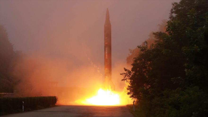 Esta foto sin fecha difundida el 21 de julio de 2016 por la agencia estatal de noticias de Corea del Norte (KCNA) muestra el disparo de un misil balístico de ensayo desde una base norcoreana.