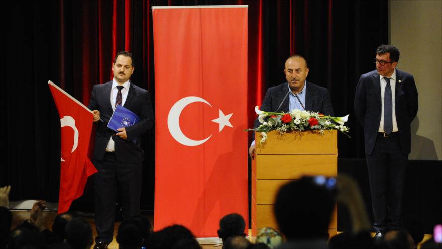 El ministro de Asuntos Exteriores de Turquía, Mevlut Cavusoglu, durante un mitin político en Metz, noreste de Francia, 12 de marzo de 2017.