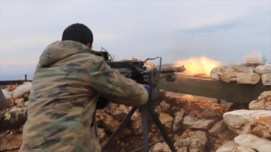 Un soldado del Ejército de Siria abre fuego en la lucha contra los grupos armados en el territorio sirio.