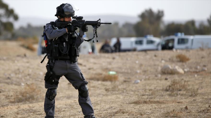 Un agente de la policía del régimen de Tel Aviv en la aldea palestina de Umm al-Heiran, en los territorios ocupados, 18 de enero de 2017.