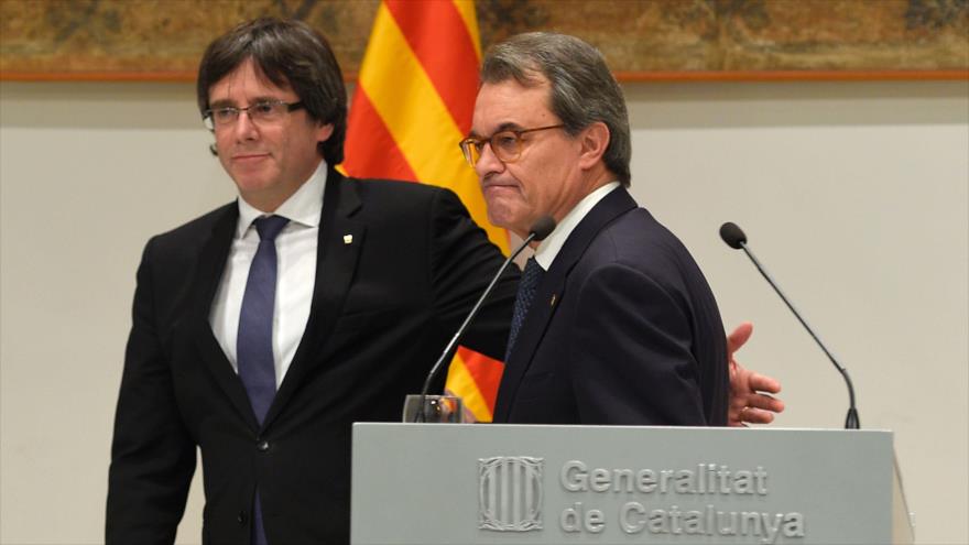 El expresidente de la Generalitat de Cataluña Artur Mas (dcha.) y el actual presidente catalán, Carles Puigdmont, en una rueda de prensa en Barcelona, España, 10 de febrero de 2017.