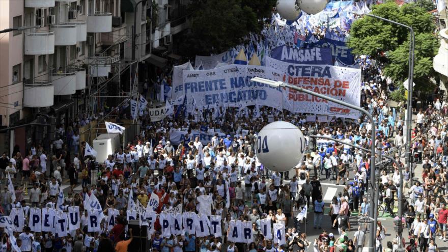 Los maestros marchan durante una huelga nacional de 48 horas para reclamar aumentos salariales, en Buenos Aires, capital argentina, 6 de marzo de 2017.