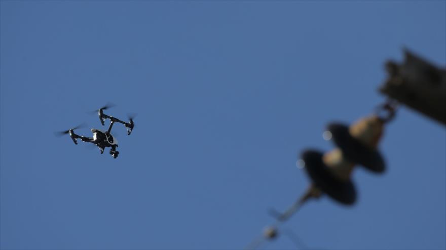 Un avión no tripulado (dron) sobrevuela Oakland, California, 3 de diciembre de 2016.