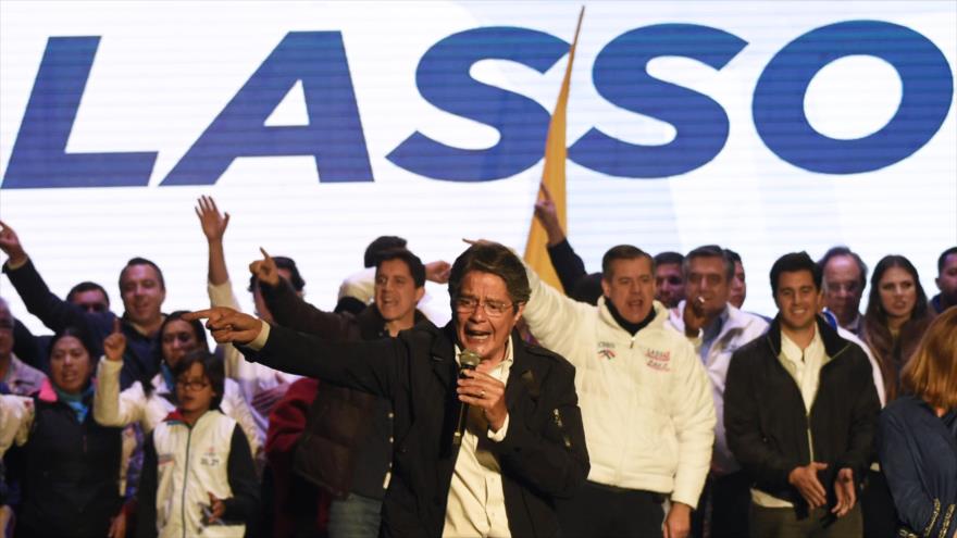 El candidato presidencial de Ecuador, el opositor Guillermo Lasso (Centro) habla en un acto de campaña electoral en Quito, la capital, 10 de marzo de 2017.