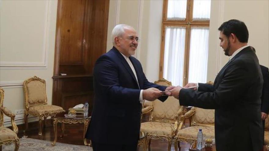 El nuevo embajador de México en la República Islámica de Irán, Alfonso Zegbe (dcha.), presenta sus cartas credenciales al canciller iraní, Mohamad Yavad Zarif (izda), 13 de marzo de 2017.