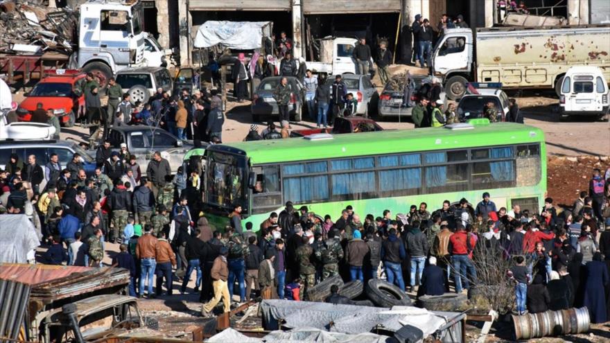  Autobuses evacuan a los grupos terroristas y rebeldes del este de Alepo, 15 de diciembre de 2016.
