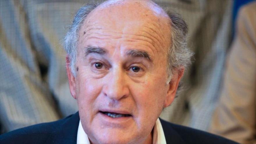 El ex director de la Inteligencia de Argentina Oscar Parrilli, habla durante una conferencia de prensa en Buenos Aires, capital argentina, 7 de febrero de 2017.