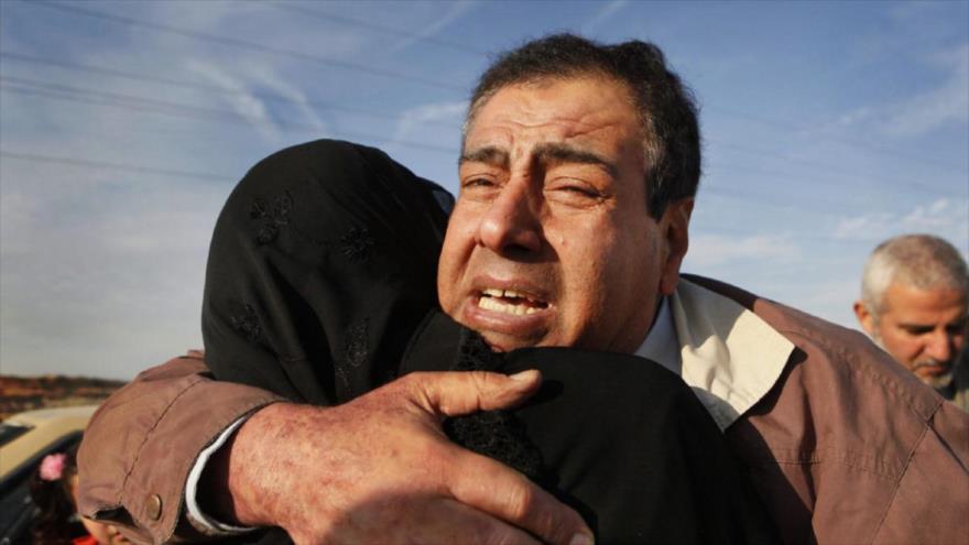 El doctor palestino Izzeldin Abuelaish, que perdió a sus tres hijas y a una sobrina por un ataque israelí, en el cruce de Erez, en el norte de la Franja de Gaza, 21 de enero de 2009.
