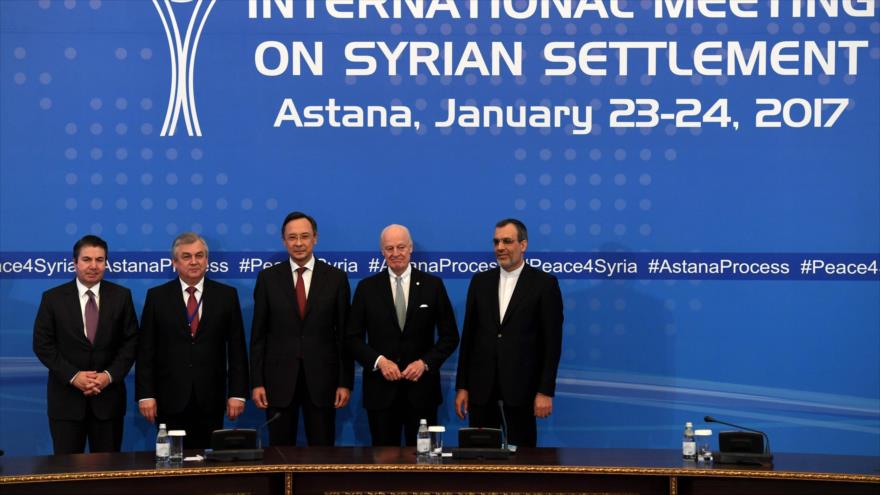 De izda. a dcha.: El subsecretario adjunto de Exteriores turco, Sedat Onal; el jefe de la delegación rusa en las consultas sobre la paz en Siria, Alexandr Lavréntiev; el ministro de Asuntos Exteriores de Kazajistán, Kairat Abdrakhmanov; el enviado especial de las Naciones Unidas para Siria, Staffan de Mistura; y el vicecanciller iraní para Asuntos Árabes y Africanos, Husein Yaberi Ansari, en la sala de conversaciones de paz para Siria en Astaná, capital de Kazajistán, 24 de enero de 2017.