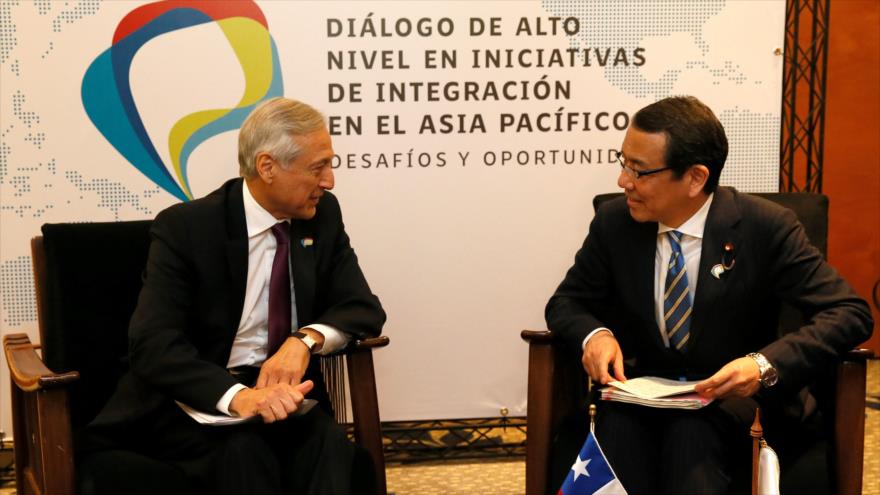 El ministro de Asuntos Exteriores de Chile, Heraldo Muñoz (izq.), conversa con el ministro de la Oficina del Estado de Japón, Takao Ochi, en una reunión de la Alianza del Pacífico en Viña del Mar, 14 de marzo de 2017.