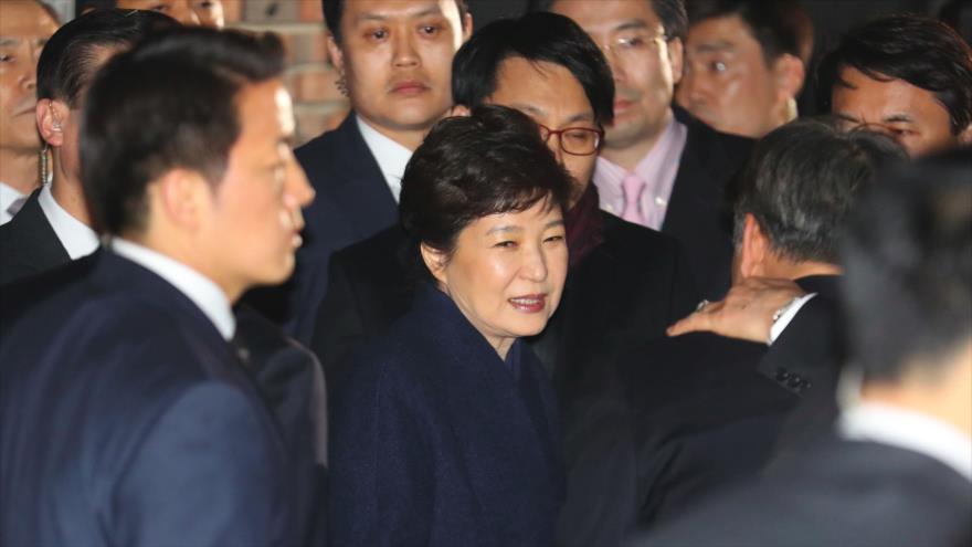 La expresidenta de Corea del Sur Park Geun-hye llega a su residencia privada en Seúl (la capital), 12 de marzo de 2017.