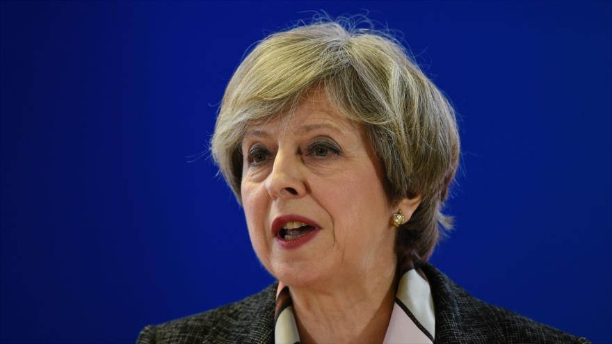 La primera ministra británica, Theresa May, asiste a una conferencia de prensa durante una cumbre europea en la sede de la UE en Bruselas, 9 de marzo de 2017.