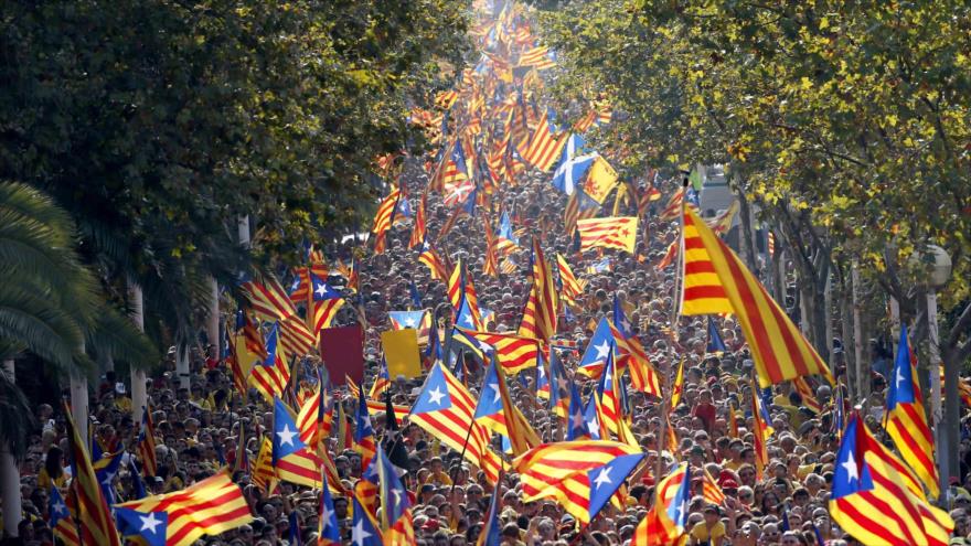 Miles de personas llenan las calles de Barcelona, Cataluña (noreste de España), con banderas regionales e independentistas con motivo del Día de Cataluña, 11 de septiembre de 2014.