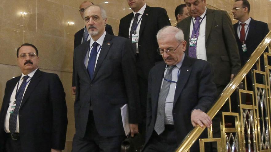El embajador sirio ante las Naciones Unidas, Bashar al-Yafari (centro) llega al Hotel Rixos President en Astaná, capital kazaja, para participar en la tercer conferencia internacional sobre paz en Siria, 15 de marzo de 2017.