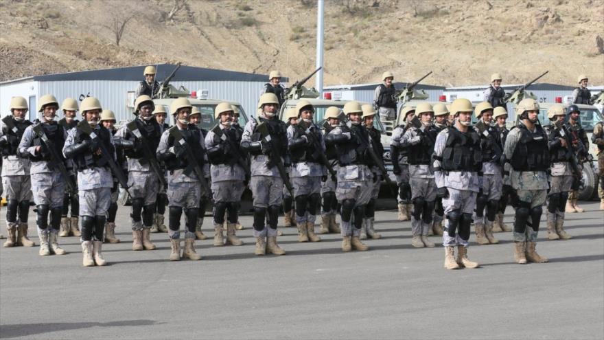 Las Fuerzas Armadas saudíes y las unidades de las Fuerzas Especiales del Ejército paquistaní participan en una maniobra militar conjunta llamada “Al-Samsam 5” en la región de Baha, suroeste de Arabia Saudí, 30 de marzo de 2015. 
