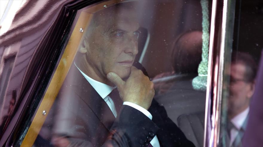 El presidente argentino, Mauricio Macri, espera en un coche tras una visita al Congreso de los Diputados español en Madrid, capital de España, 22 de febrero de 2017.