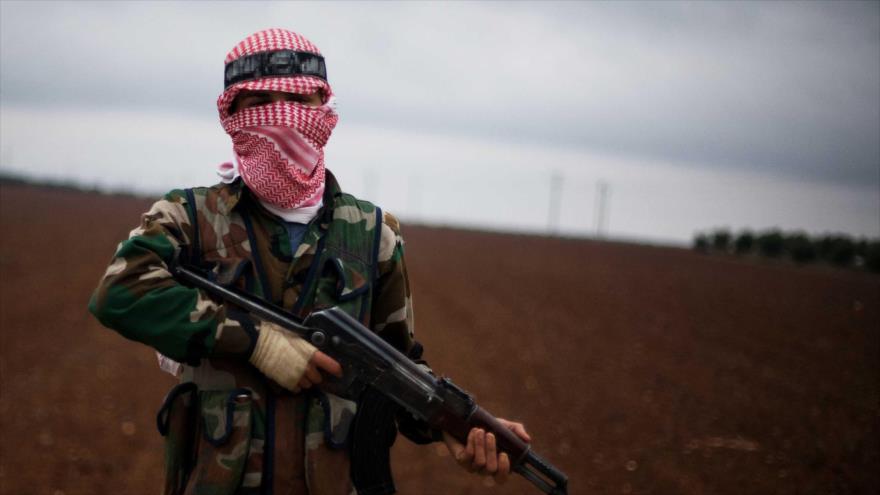Uno de los integrantes del Frente Fath al-Sham, grupo extremista activo en Siria vinculado a Al-Qaeda.