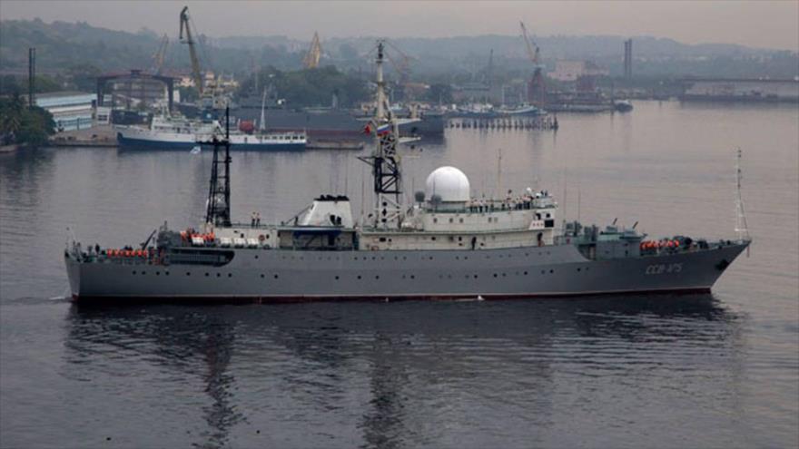 Buque espía ruso Victor Leonov navega por en la bahía de La Habana.