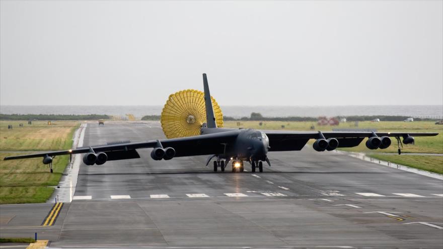 El bombardero estratégico B-52 Stratofortress de fabricación estadounidense aterriza en una base aérea en el norte de EE.UU.