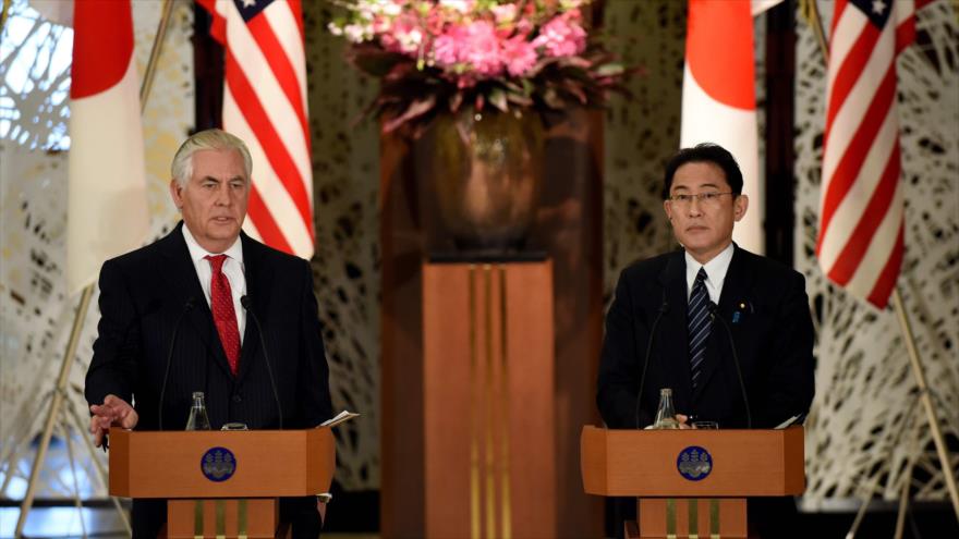 El secretario de Estado de EE.UU., Rex Tillerson (izda.), habla en una rueda de prensa celebrada en Tokio con su homólogo nipón, Fumio Kishida (dcha.), 16 de marzo de 2017.
