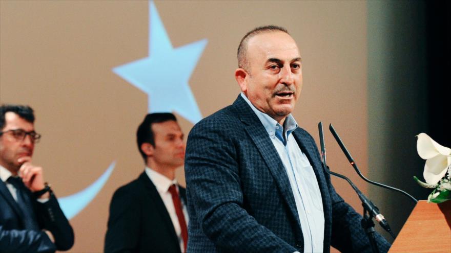 El ministro turco de Exteriores, Mevlut Cavusoglu, da un discurso durante un acto público en la ciudad francesa de Metz, 12 de marzo de 2017.