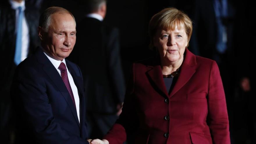 La canciller alemana, Ángela Merkel, da bienvenida al presidente ruso, Vladimir Putin, en la Cancillería en Berlín (capital alemana), 19 de octubre de 2016.