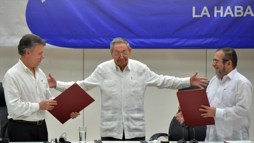 Presidente colombiano, Juan Manuel Santos (izda.), presidente de Cuba, Raúl Castro (centro), y Timoleón Jimenez, jefe de las FARC, 23 de junio de 2016.