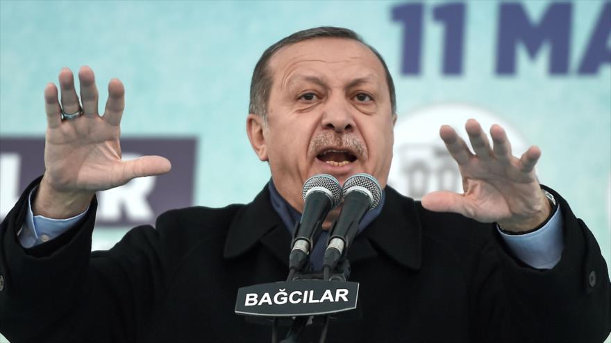 El presidente turco, Recep Tayyip Erdogan, habla durante una congregación de sus partidarios en Estambul, 11 de marzo de 2017.