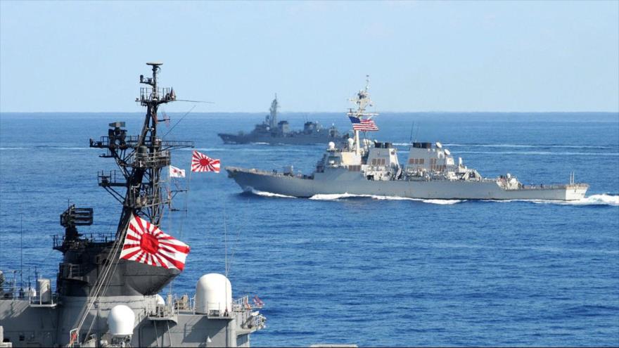 Buques de guerra de la Armada de Japón y EE.UU. patrullan en el mar de la China Meridional. 
