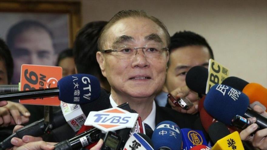 El ministro taiwanés de Defensa, Feng Shih-kuan, comparece ante periodistas.