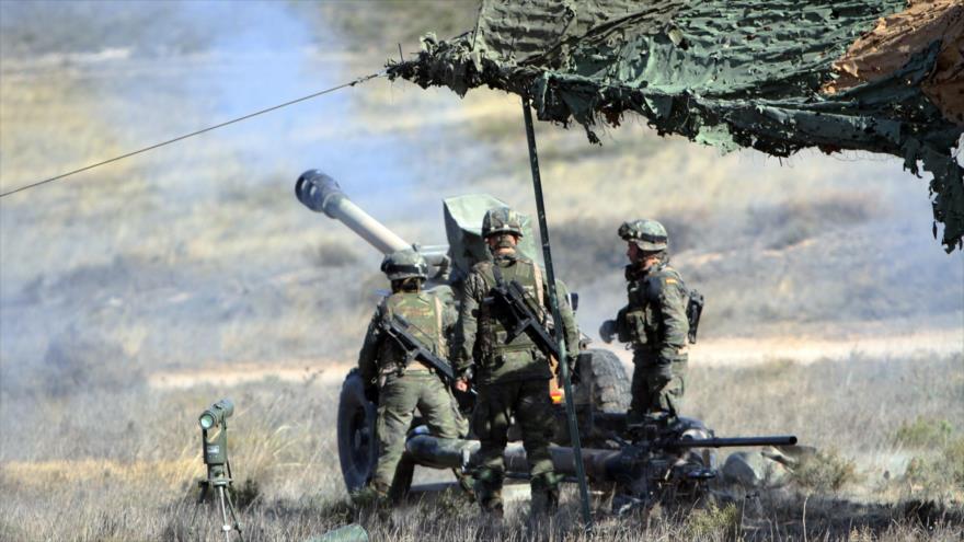 Personal de la 7ª División de Artillería de Campo de la Fuerza Aérea española realiza unas maniobras durante los ejercicios de la OTAN Trident Juncture, en el área de entrenamiento de San Gregorio, España, 23 de octubre de 2015. 