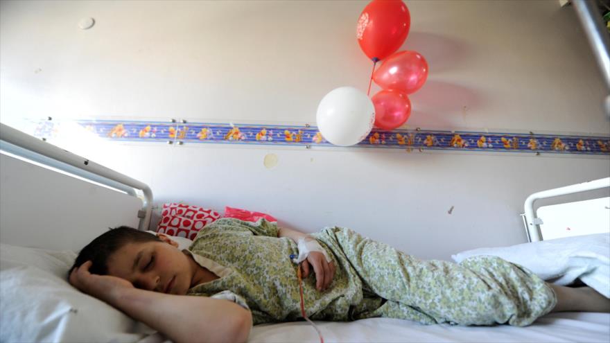 Un niño sirio interno en el Hospital de Niños de Damasco recibe tratamiento, 20 de febrero de 2017.