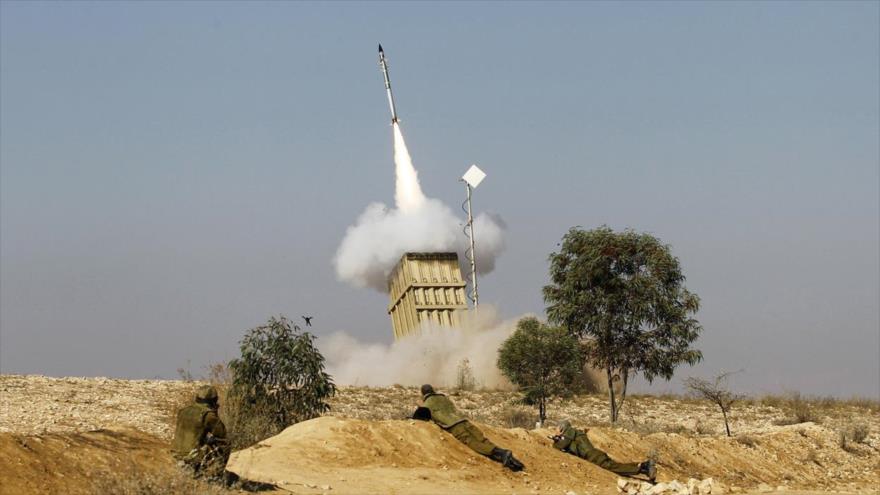 Soldados israelíes observan el lanzamiento de misiles antiaéreos Cúpula de Hierro en la ciudad de Beersheba, sita en el sur de los territorios ocupados palestinos.