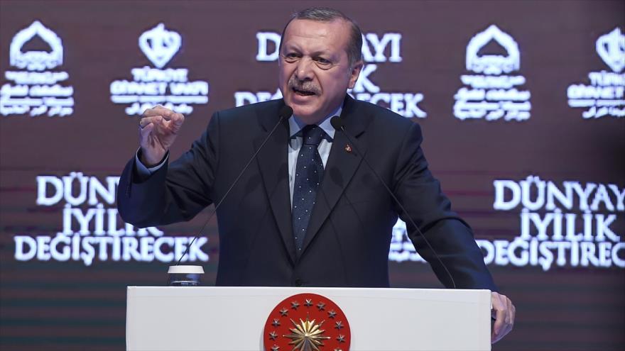 El presidente de Turquía, Recep Tayyip Erdogan, da un discurso en la ciudad de Estambul, 12 de marzo de 2017.