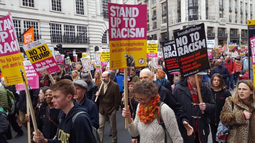 Miles de británicos protestan en Londres contra islamofobia